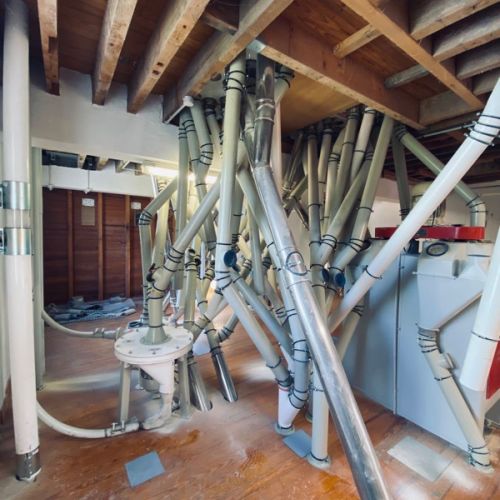 Installation et mise en route de meules à farine débit 3,5 tonnes heures dans un moulin sur la Marne