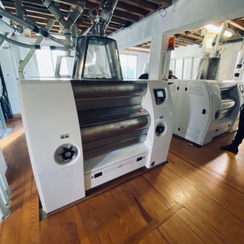 Installation et mise en route de meules à farine débit 3,5 tonnes heures dans un moulin sur la Marne